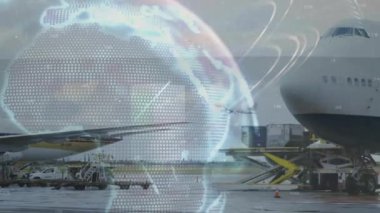 Havaalanındaki uçağın üstünde küre ve şekillerin animasyonu. Küresel ulaşım ve dijital arayüz kavramı, dijital olarak oluşturulmuş video.