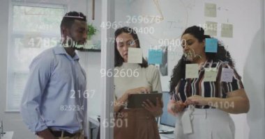 Ofisteki çeşitli iş adamları üzerinde veri işleme animasyonu. Küresel finans, iş, bağlantılar, hesaplama ve veri işleme kavramı dijital olarak oluşturulmuş video.