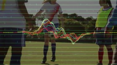 Çeşitli futbol oyuncuları üzerinde finansal veri işleme animasyonu. Küresel spor, iş dünyası, ağlar, hesaplama, veri işleme ve dijital olarak oluşturulmuş video konsepti.