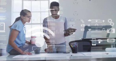 Ofiste konuşan çeşitli iş kadınlarının veri işleme ve diyagramlarının animasyonu. Küresel iş ve dijital arayüz kavramı, dijital olarak oluşturulmuş video.