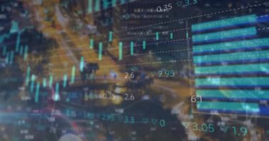 Şehir haritası üzerinde borsa ve veri işleme animasyonu. Küresel iş ve teknoloji kavramı, dijital olarak üretilen video.