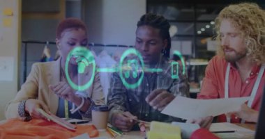 Muhtelif meslekdaşların ofiste iş görüşmesi üzerine bağlantı ağının animasyonu. İş, finans ve iletişim konsepti dijital olarak oluşturulmuş video.
