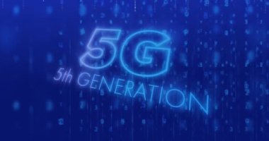 Mavi arkaplan üzerinde 5G metin ve veri işleme animasyonu. Küresel finans, iş, bağlantılar, hesaplama ve veri işleme kavramı dijital olarak oluşturulmuş video.