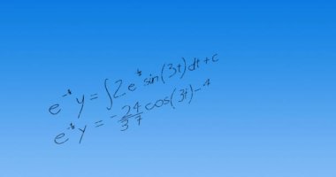 Mavi arkaplan üzerinde matematiksel veri işleme animasyonu. Küresel bilim, iş dünyası, ağlar, bağlantılar, hesaplama ve veri işleme kavramı dijital olarak oluşturulmuş video.