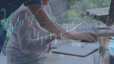 Çoklu grafik animasyonu ve beyaz kadın iş arkadaşlarının raporları tartışması. Dijital bileşik, çoklu pozlama, rapor, iş dünyası, borsa, takım çalışması ve teknoloji.