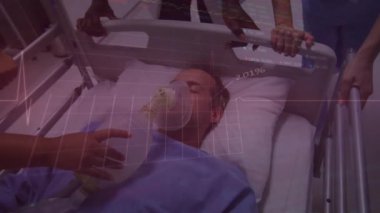 Kardiyografi ve veriler üzerinden oksijen maskesi takmış çeşitli doktorlar erkek hastalarla yatakta yürüyor. Tıp, sağlık ve dijital arayüz, dijital olarak oluşturulmuş video.