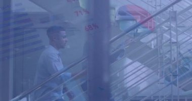 Modern ofis üzerinden finansal veri işleme animasyonu. Küresel finans, iş, bağlantılar, hesaplama ve veri işleme kavramı dijital olarak oluşturulmuş video.