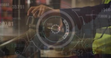 Depodaki Afrikalı Amerikalı erkek işçilerin istatistik çizelgelerinin animasyonu. Küresel finans, istatistik, hesaplama ve veri işleme kavramı dijital olarak oluşturulmuş video.