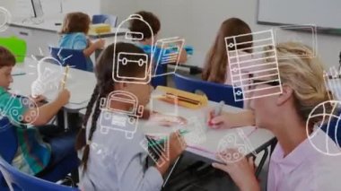 Okul simgelerinin sınıftaki çeşitli okul çocukları üzerinde canlandırılması. Küresel okul, eğitim, bağlantılar, hesaplama ve veri işleme kavramı dijital olarak oluşturulmuş video.