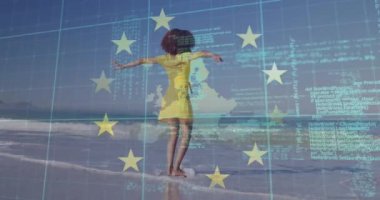 Veri işleme ve Avrupa bayrağının güneşli sahildeki mutlu Afro-Amerikan kadını üzerindeki animasyonu. Avrupa, veri, dijital arayüz, yaz, tatiller ve kutlamalar, dijital olarak oluşturulmuş animasyon.