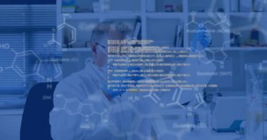 Kafkas erkek bilim adamının laboratuvarda bilimsel veri işleme animasyonu. Küresel bilim, araştırma, bağlantılar, hesaplama ve veri işleme kavramı dijital olarak oluşturulmuş video.