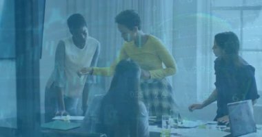 Muhtelif meslektaşların ofiste toplanması üzerine finansal veri işleme animasyonu. İş, finans, takım çalışması ve dijital video arayüzü kavramı.