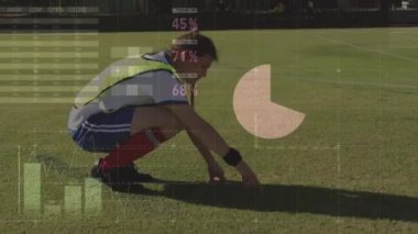 Beyazlı kadın futbolcu üzerinden finansal veri işleme animasyonu. Küresel spor, iş dünyası, ağlar, bağlantılar, hesaplama ve veri işleme kavramı dijital olarak oluşturulmuş video.