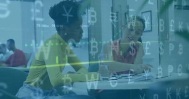 Veri işleme ve döviz tabelalarının ofisteki çeşitli işadamları üzerinde canlandırılması. Küresel iş, finans, bilgisayar ve veri işleme kavramı dijital olarak oluşturulmuş video.