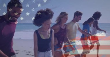 Amerikan bayrağının güneşli plajda yürüyen mutlu arkadaşlarla animasyonu. Amerika 'nın bağımsızlık günü, 4 Temmuz, yaz, tatiller ve kutlamalar, dijital olarak üretilen animasyon.