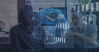 Ofiste dizüstü bilgisayarla tartışan çeşitli meslektaşların üzerinde hareket eden grafiklerin ve yerkürenin animasyonu. Dijital bileşim, iş dünyası, rapor, küreselleşme, takım çalışması, planlama, teknoloji.