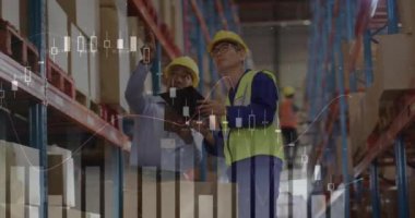 Depodaki çeşitli erkek işçilerin istatistik çizelgelerinin animasyonu. Küresel finans, istatistik, hesaplama ve veri işleme kavramı dijital olarak oluşturulmuş video.