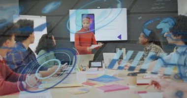 Çemberlerin, grafiklerin, çeşitli iş arkadaşlarının cep telefonu tasarımı hakkındaki tartışmalarının animasyonu. Dijital bileşim, çoklu pozlama, rapor, iş dünyası, küreselleşme, takım çalışması ve teknoloji.