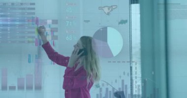 Ofisteki akıllı telefondaki Kafkasyalı iş kadınının finansal veri işleme animasyonu. Küresel finans, iş ve veri işleme kavramı dijital olarak oluşturulmuş video.