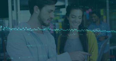 Ofisteki çeşitli iş adamları üzerinde finansal veri işleme animasyonu. Küresel finans, iş, bağlantılar, hesaplama ve veri işleme kavramı dijital olarak oluşturulmuş video.