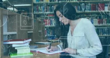 Üniversitede kütüphanede okuyan beyaz bir kadına karşı kimyasal denklemlerin animasyonu. Okul, eğitim ve araştırma bilimi kavramı