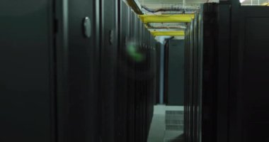 Bilgisayar sunucularında ekolojik simgelerin ve veri işlemlerinin animasyonu. Küresel iş, bağlantılar, hesaplama ve veri işleme kavramı dijital olarak oluşturulmuş video.