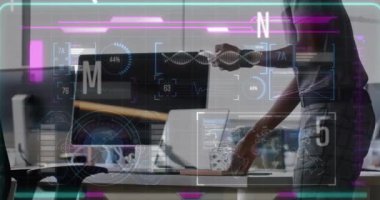 Akıllı telefon kullanan beyaz iş adamının finansal veri işleme animasyonu. Küresel finans, iş, bağlantılar, hesaplama ve veri işleme kavramı dijital olarak oluşturulmuş video.