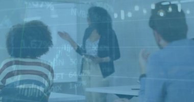 Ofisteki çeşitli iş adamlarının veri işleme ve istatistiklerinin animasyonu. Küresel iş, finans, bilgisayar ve veri işleme kavramı dijital olarak oluşturulmuş video.