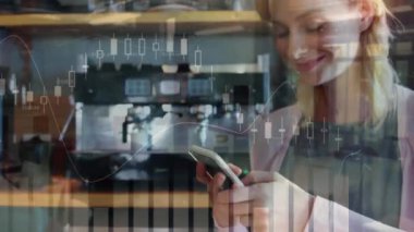 Dükkanda akıllı telefon kullanan beyaz bir kadın hakkında finansal veri işleme animasyonu. Küresel alışveriş, iş, bilgisayar, veri işleme ve bağlantılar konsepti dijital olarak oluşturulmuş video.