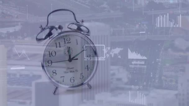 アラーム時計のアニメーションは 統計や都市景観を超えて速く移動します スピード 生産性 ビジネスコンセプトがデジタル生成されたビデオ — ストック動画