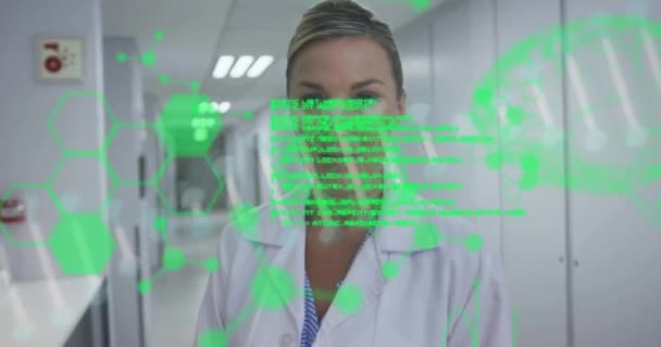 Hastanedeki Mutlu Beyaz Kadın Doktor Üzerinde Dna Tıbbi Veri Işleme — Stok video