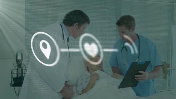 病院における多様な医師や患者に対するアイコンとのつながりのネットワークのアニメーション ヘルスケア テクノロジー デジタルインターフェースのコンセプトがデジタル生成されたビデオ — ストック動画