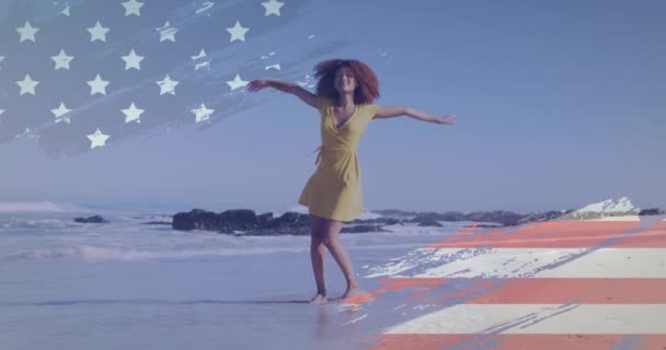 Анімація Тексту Дня Незалежності Американський Прапор Щаслива Афроамериканка Сонячному Пляжі — стокове відео