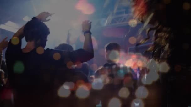 Gelukkige Divers Mensen Dansen Handen Opsteken Tijdens Concert Lichtvlekken Stadsgezicht — Stockvideo