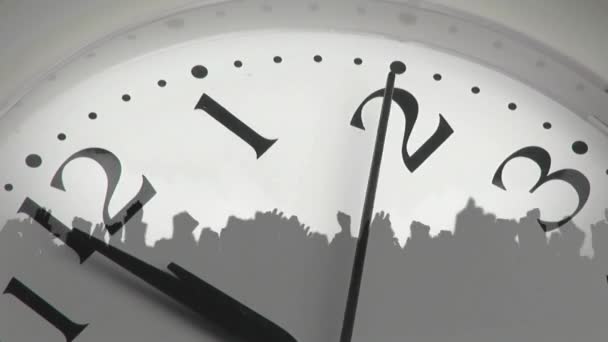 真夜中に見える時計のアニメーションと 白い背景で踊る人々 大晦日 パーティー お祝い 伝統的なコンセプトがデジタル生成されたビデオ — ストック動画