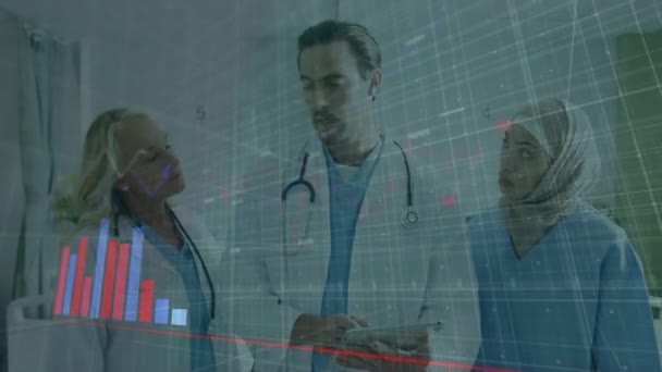 在医院里对不同的医生进行财务数据处理的动画 医疗保健 技术和数字视频接口概念 — 图库视频影像