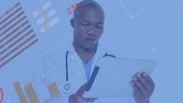 Анимация Инфографического Интерфейса Над Африканским Врачом Проверяющим Отчеты Пациентов Планшете — стоковое видео