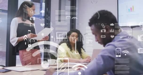 사무실에서 회의에서 이야기 비즈니스 사람들에 데이터 다이어그램의 애니메이션 글로벌 비즈니스 — 비디오