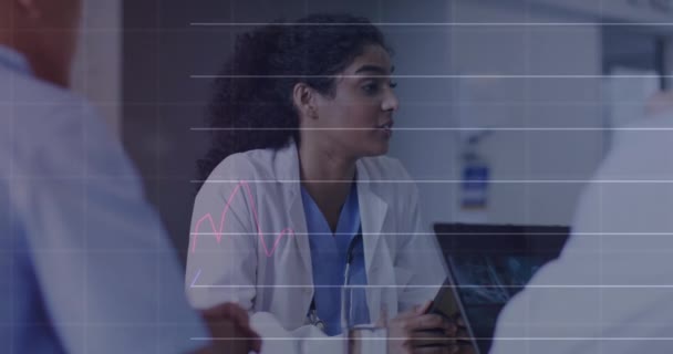 Çeşitli Doktorların Hasta Raporlarını Tartışırken Birden Fazla Grafiğin Değişen Numaraların — Stok video