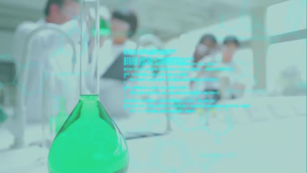 실험실에서 일하는 다양한 과학자들에 과학적 데이터 처리의 애니메이션 글로벌 컴퓨팅 — 비디오