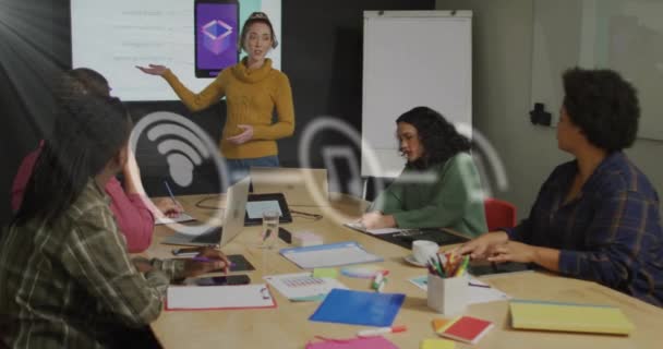 Ofisteki Çeşitli Adamları Üzerinde Veri Işleme Animasyonu Küresel Finans Bağlantılar — Stok video