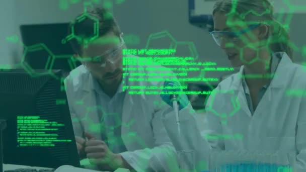 실험실에서 일하는 다양한 과학자들에 화학식으로 데이터 처리의 애니메이션 컴퓨팅 디지털 — 비디오