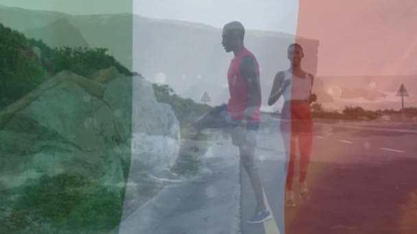 意大利国旗飘扬在不同的男人身上 做着腿伸展动作 女人为男人停下脚步 数字合成 多重曝光 政府和爱国主义概念 — 图库视频影像