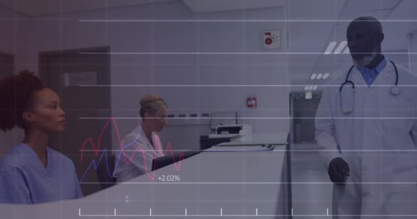 Animacja Wykresów Zmieniających Się Numerów Zróżnicowana Pielęgniarka Przekazująca Akta Pacjenta — Wideo stockowe