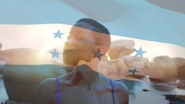 Animation Honduran Flagga Över Glad Afrikansk Amerikansk Kvinna Solig Strand — Stockvideo
