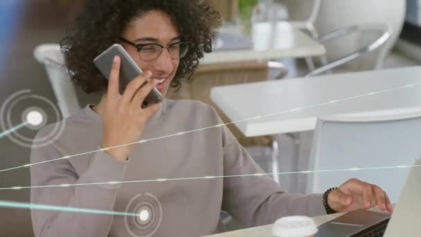 Animação Rede Conexões Sobre Homem Caucasiano Falando Smartphone Conceito Global — Vídeo de Stock