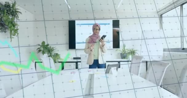 Animatie Van Verwerking Van Financiële Gegevens Biracial Zakenvrouw Hijab Werken — Stockvideo