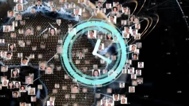 黒い背景にビジネスマンの写真で世界中を速く移動する時計のアニメーション グローバルファイナンス ビジネス コネクション コンピューティング データ処理コンセプトデジタル生成ビデオ — ストック動画