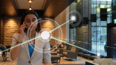 Akıllı telefondan konuşan melez bir kadın üzerinden bağlantı ağının animasyonu. Küresel iş, teknoloji ve dijital arayüz kavramı, dijital olarak oluşturulmuş video.