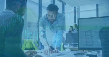 Ofisteki çeşitli iş adamlarının veri işleme ve istatistiklerinin animasyonu. Küresel iş, finans, bilgisayar ve veri işleme kavramı dijital olarak oluşturulmuş video.